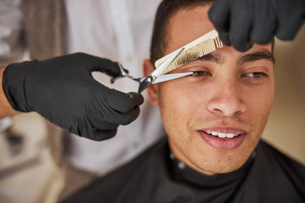 Pohledný muž dostává kadeřnictví v salonu krásy - Fotografie, Obrázek