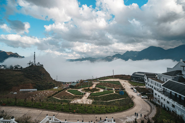 Vista de nubes de niebla y jardín en Fansipan Legend Fansipan, Vietnam. - Foto, Imagen