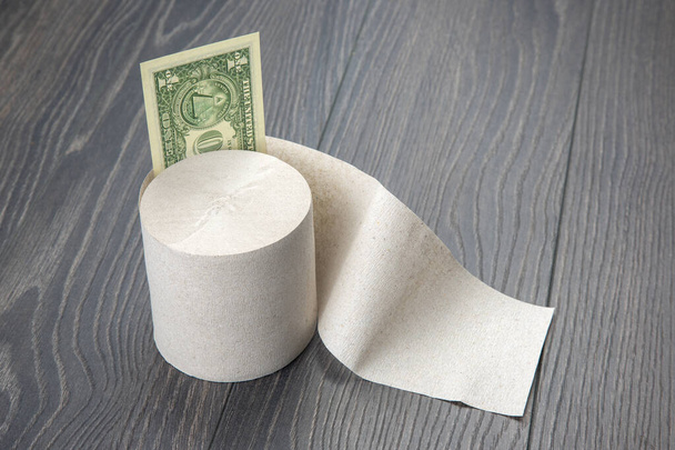 papel higiênico com nota de dólar em backgroun de madeira - Foto, Imagem