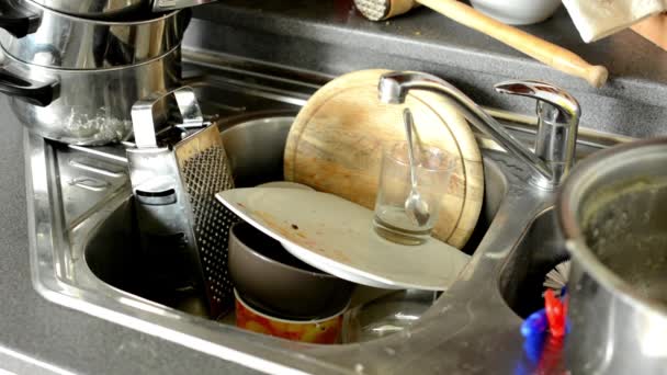 Mutfakta kirli bulaşıklar var. - Video, Çekim