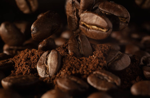 Вертикальне крупним планом кавові зерна з освітленням настрою, яке плаває в повітрі
 - Фото, зображення