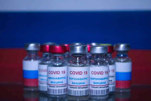 grupo de covid russo 19 vacinas a serem usadas em pacientes. Texto de tag lê, apenas injeção de vacina do vírus corona - Foto, Imagem