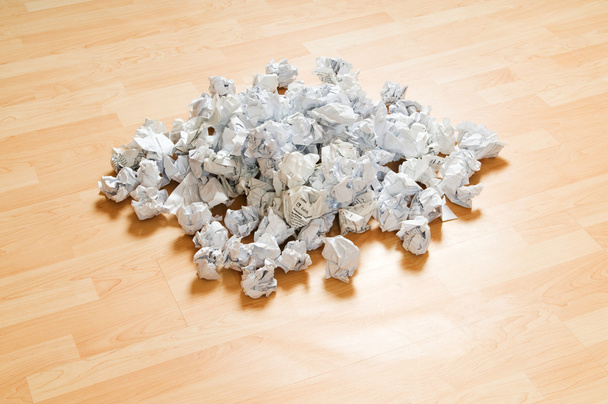 Lotes de papel de lixo no chão de madeira
 - Foto, Imagem