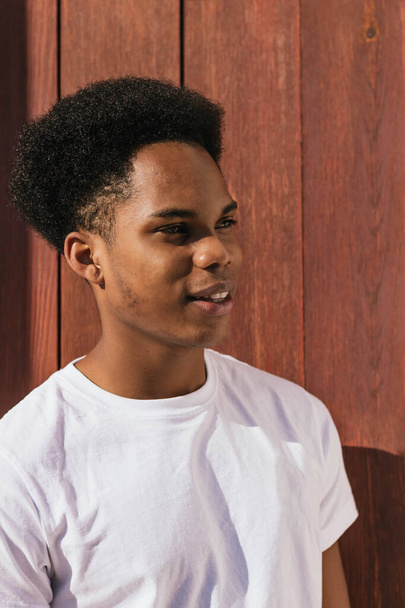 Портрет молодого чорношкірого чоловіка з афро волоссям
 - Фото, зображення