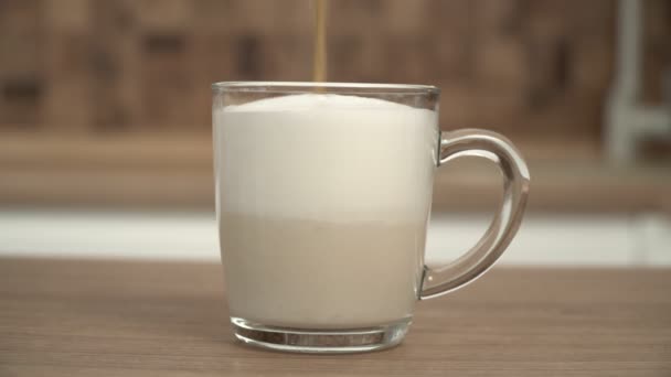 カプチーノやラテコーヒーのマグカップ。コップの近くに牛乳とコーヒー。 - 映像、動画