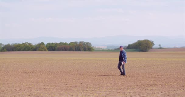 Portrait de l'agriculteur travaillant à la ferme - Séquence, vidéo