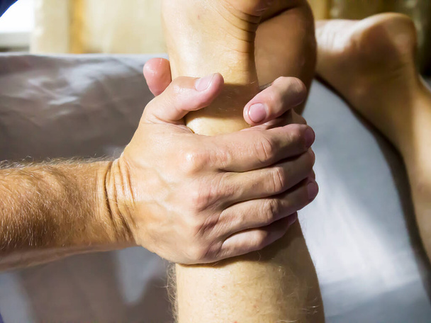 Lymfatická odvodňovací masáž. Ruce maséra za použití profesionálních technik ovlivňují pacientovo tělo. Pozice rukou a prstů zblízka. - Fotografie, Obrázek