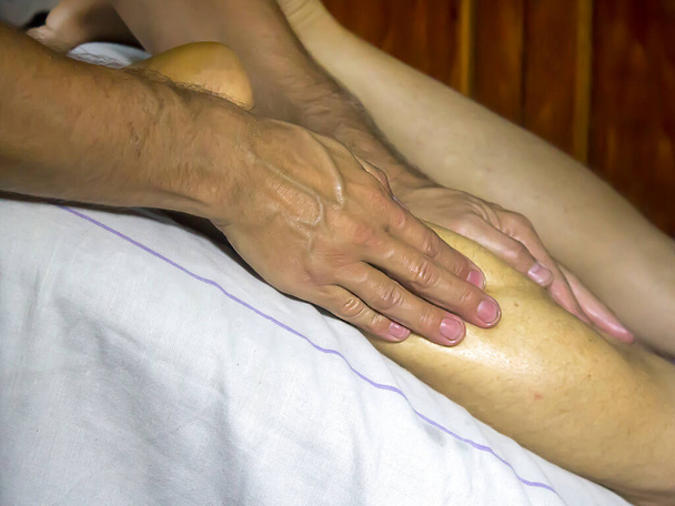 Masaje de drenaje linfático. Las manos del masajista, utilizando técnicas profesionales, afectan el cuerpo del paciente. Posición de las manos y los dedos de cerca. - Foto, imagen
