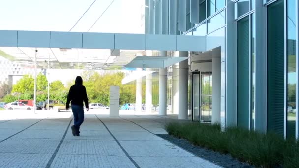 Modern building and people entering into the building - Materiał filmowy, wideo