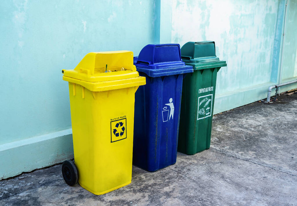 Три типи рециркуляційних баків для кожного типу відходів. Зберегти навколишнє середовище. Окремі відра для пластику, паперу, скла, екологічного способу життя для захисту навколишнього середовища
. - Фото, зображення