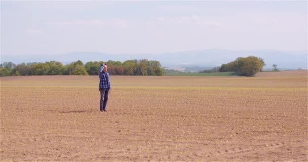 Retrato del agricultor agrícola que trabaja en la granja - Imágenes, Vídeo