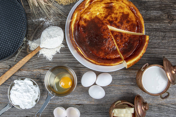 Homemade San Sebastian Basque Cheesecake з кремовим сиром і ваніллю. Домашній чізкейк з свіжим для десерту - здоровий органічний літній десерт з пирога чізкейк.. - Фото, зображення