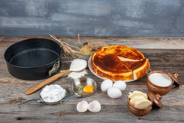 Zelfgemaakte San Sebastian Baskische kwarktaart met roomkaas en vanille. Zelfgemaakte cheesecake met vers als dessert - gezonde biologische zomerdessert taart cheesecake. - Foto, afbeelding