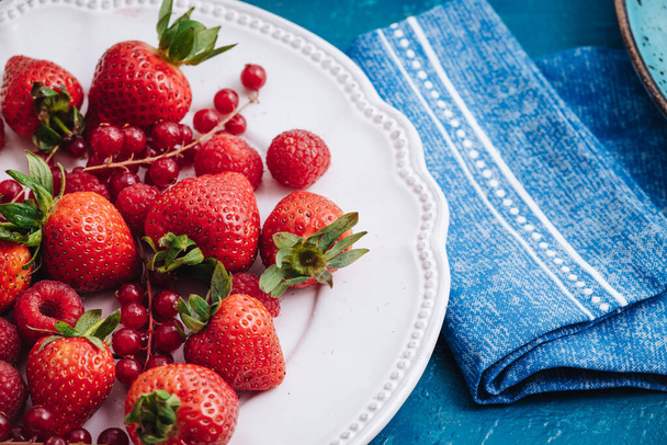 Здоровый завтрак, состоящий из свежих красных ягод - Фото, изображение