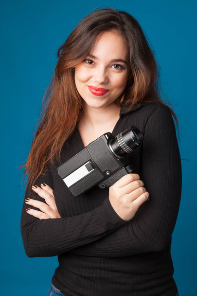 Νεαρό κορίτσι με μια αναλογική κάμερα φιλμ που θέλει να αφοσιωθεί στον κόσμο των επιρροών και να μιλήσει για τις τρέχουσες υποθέσεις και τη μόδα. - Φωτογραφία, εικόνα