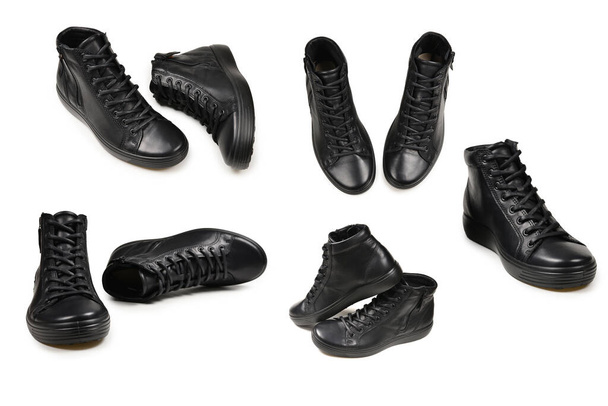 Ανδρικά μαύρα δερμάτινα παπούτσια και μια μαύρη κάμερα σε ένα απομονωμένο σε λευκό φόντο. Αντιγραφή χώρου. - Φωτογραφία, εικόνα