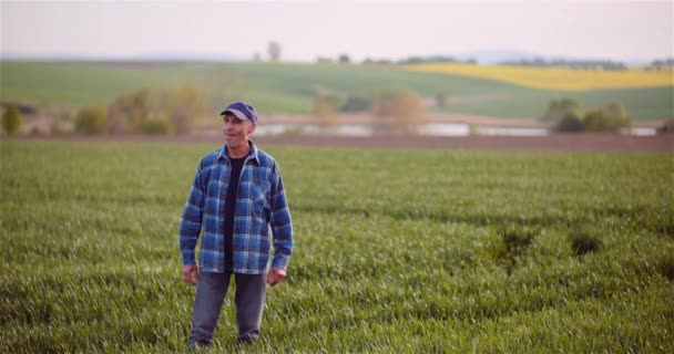 Retrato del agricultor agrícola que trabaja en la granja - Imágenes, Vídeo