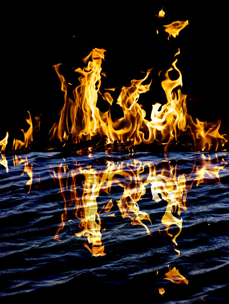 φωτιά φλόγα με αντανάκλαση στο νερό - Φωτογραφία, εικόνα