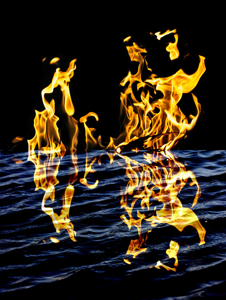 fuego de llama con reflejo en el agua
 - Foto, Imagen