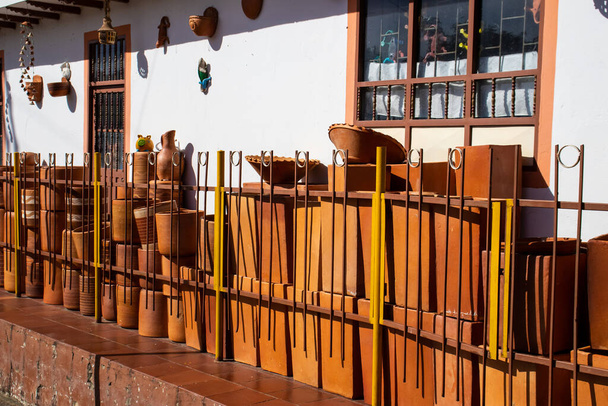 Traditionelle Töpfe in der schönen Kleinstadt Raquira in Kolumbien. Die Stadt der Töpfe - Foto, Bild