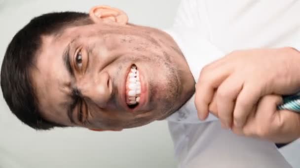 Vexed Guy in een wit shirt en stropdas met een vies gezicht klagen en ontevredenheid - Video