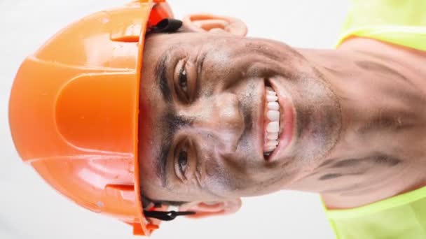 Porträt Mixed Race Guy mit schmutzigem Gesicht bei der Arbeit Hard Hat Smiles schneeweißes Lächeln - Filmmaterial, Video