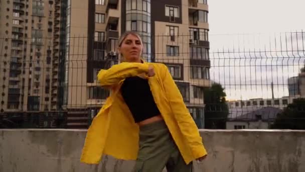 Nuori nainen hip-hop freestyle tanssija - Materiaali, video