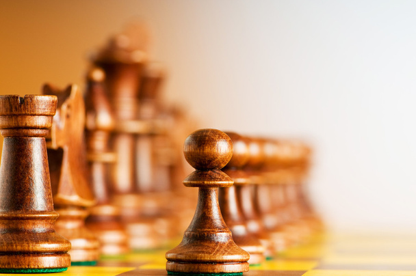 Conjunto de figuras de ajedrez en el tablero de juego
 - Foto, imagen