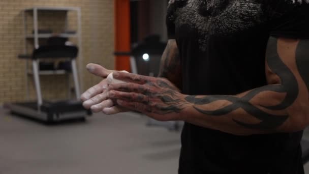 Культурист натирає руки порошком талісмана
 - Кадри, відео