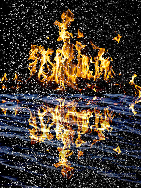 сніг на фоні вогню з відображенням на воді
 - Фото, зображення