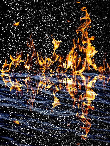 сніг на фоні вогню з відображенням на воді
 - Фото, зображення
