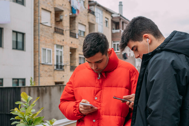 Şehirde cep telefonu olan gençler - Fotoğraf, Görsel