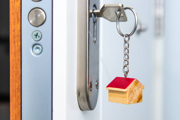 κλειδιά στην κλειδαριά της εξώπορτας του σπιτιού ή του διαμερίσματος - Φωτογραφία, εικόνα