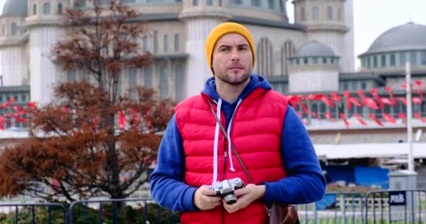 egy turista fényképet készít egy isztambuli kamerával egy mecset hátterében - Felvétel, videó