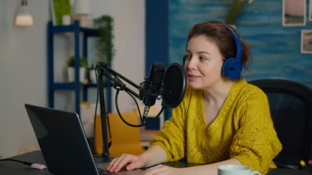Blogueur célèbre dans la radiodiffusion home studio en utilisant la technologie moderne - Séquence, vidéo