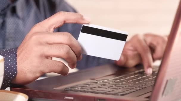 hombre de las manos con tarjeta de crédito y el uso de ordenador portátil de compras en línea  - Metraje, vídeo