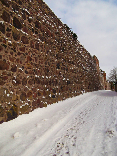 Kışın Orta Çağ 'dan kalma tarihi şehir duvarı - Fotoğraf, Görsel