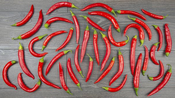 Κόκκινες καυτερές πιπεριές. φιγούρες. Φυτικές τροφές βιταμινών - Φωτογραφία, εικόνα