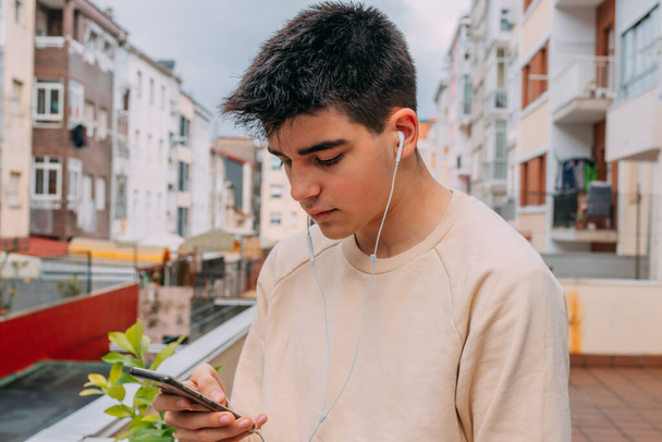 adolescente con teléfono móvil o smartphone en la ciudad - Foto, imagen
