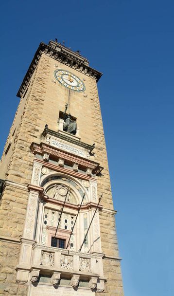wieża poległych Bergamo znajduje się w dolnej części miasta na Piazza Vittorio Veneto, na początku Sentierone. - Zdjęcie, obraz