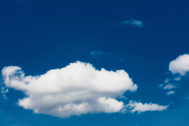 set van witte wolken boven blauw - Foto, afbeelding