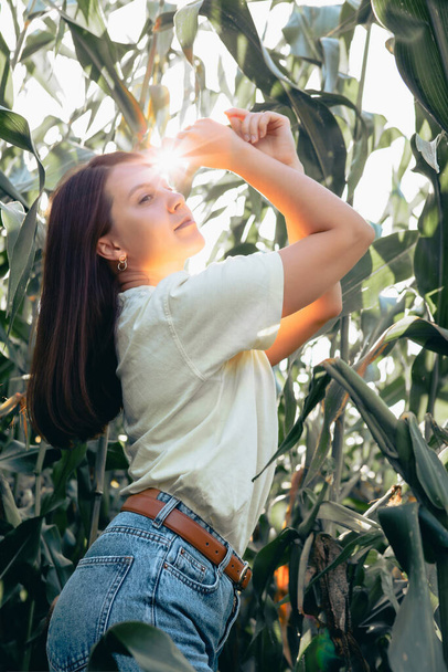 портрет красивой женщины в кукурузном пространстве - Фото, изображение