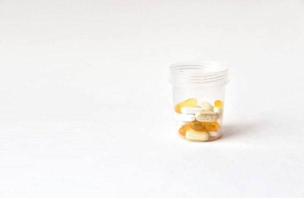 monivärinen pillereitä lasi valkoisella pohjalla - Valokuva, kuva