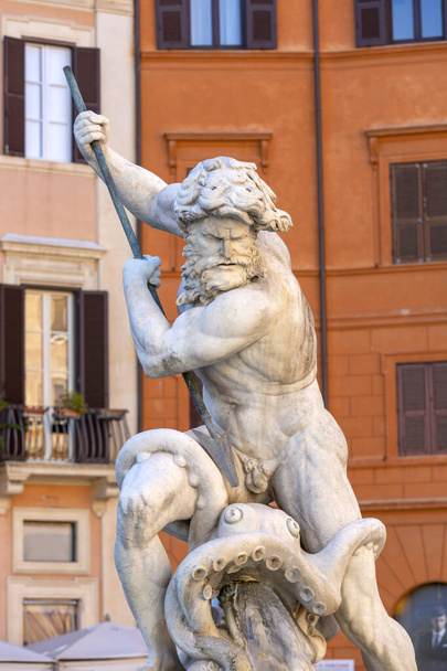 Rom, Italien - 9. Oktober 2020: Neptunbrunnen aus dem 16. Jahrhundert (Fontana del Nettuno) an der Piazza Navona. Neptun-Skulptur kämpft mit einem Oktopus - Foto, Bild
