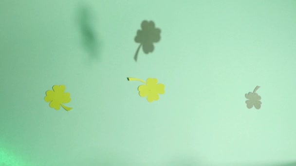 Papieren klaverbladeren vallen naar beneden. Saint Patrick 's Day symbool. Bovenaanzicht - Video