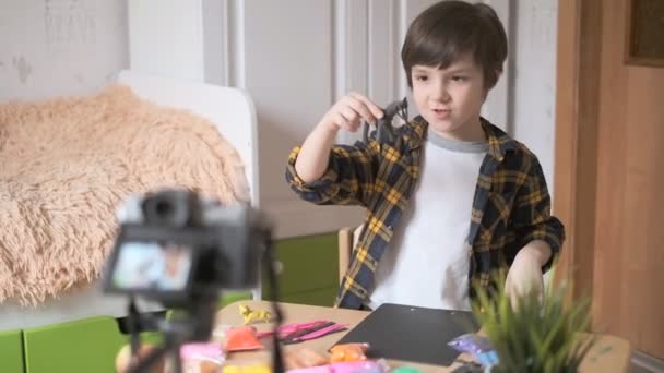 O rapaz é um vlogger. O menino está gravando um vlog para seu canal no YouTube. - Filmagem, Vídeo