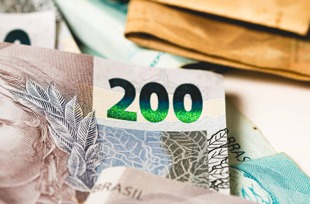 Αληθινά λεφτά από τη Βραζιλία. Dinheiro, Reais, Real Brasileiro, Βραζιλία. Βραζιλιάνικα χαρτονομίσματα σε κοντινό πλάνο. Τραπεζογραμμάτια της Βραζιλίας των 200 Reais   - Φωτογραφία, εικόνα