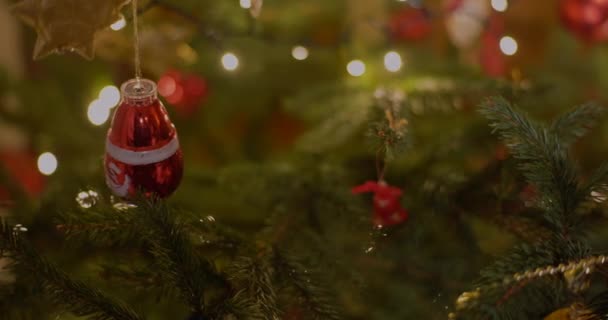 różne dekoracje choinkowe bożonarodzeniowe piłki - Materiał filmowy, wideo