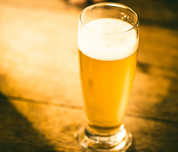 birra fredda in bicchieri sul tavolo da vicino - Foto, immagini
