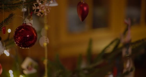 διάφορα στολίδια χριστουγεννιάτικο δέντρο μπάλες Χριστούγεννα - Πλάνα, βίντεο